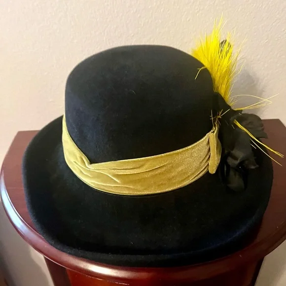Beautiful black fur felt Annie with chartreuse ostrich hat display picture 3